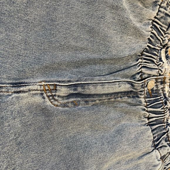 High waisted ruched detail jean shorts - Picture 2 of 7